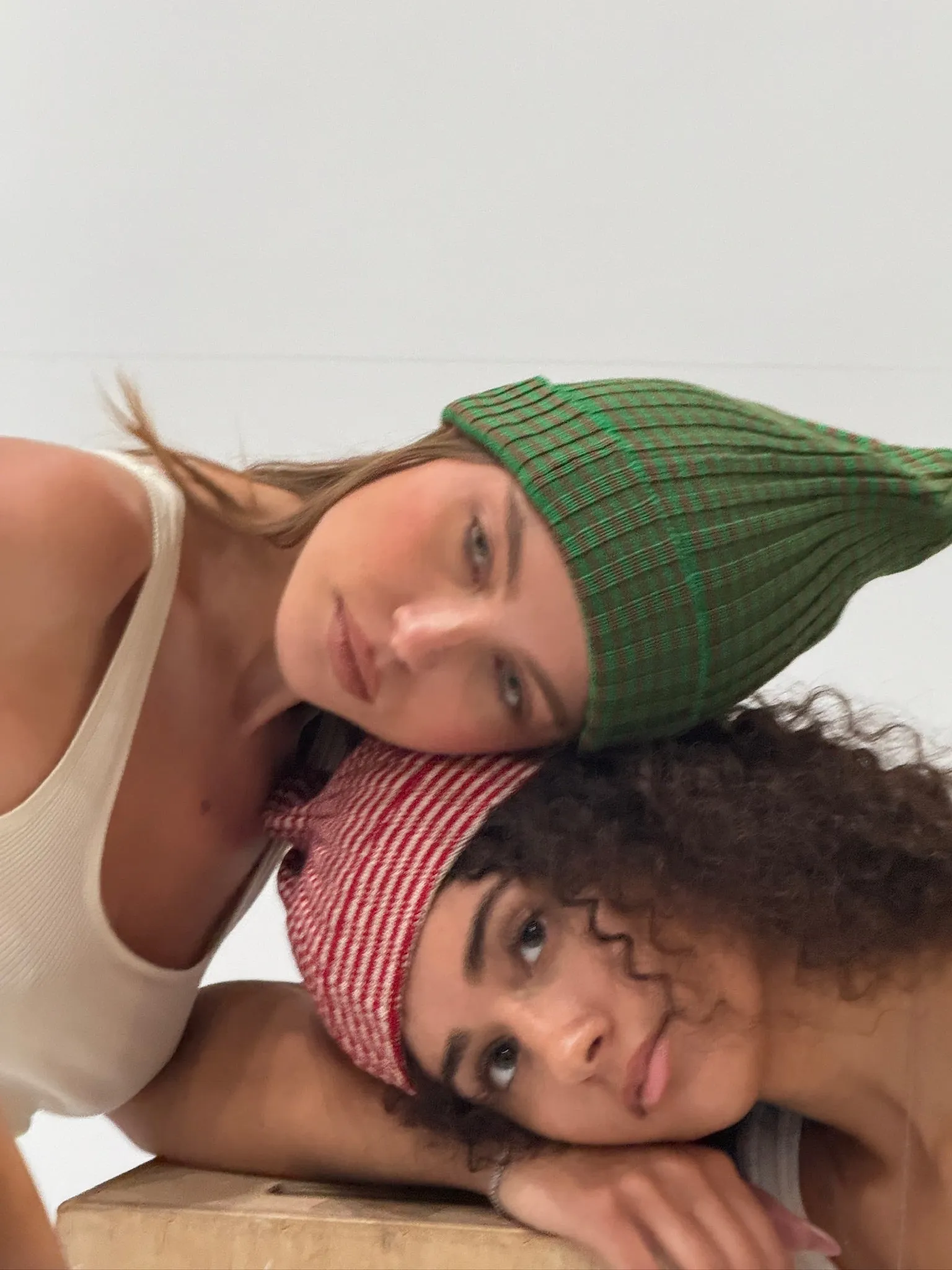 KNIT STRIPED HAT RED