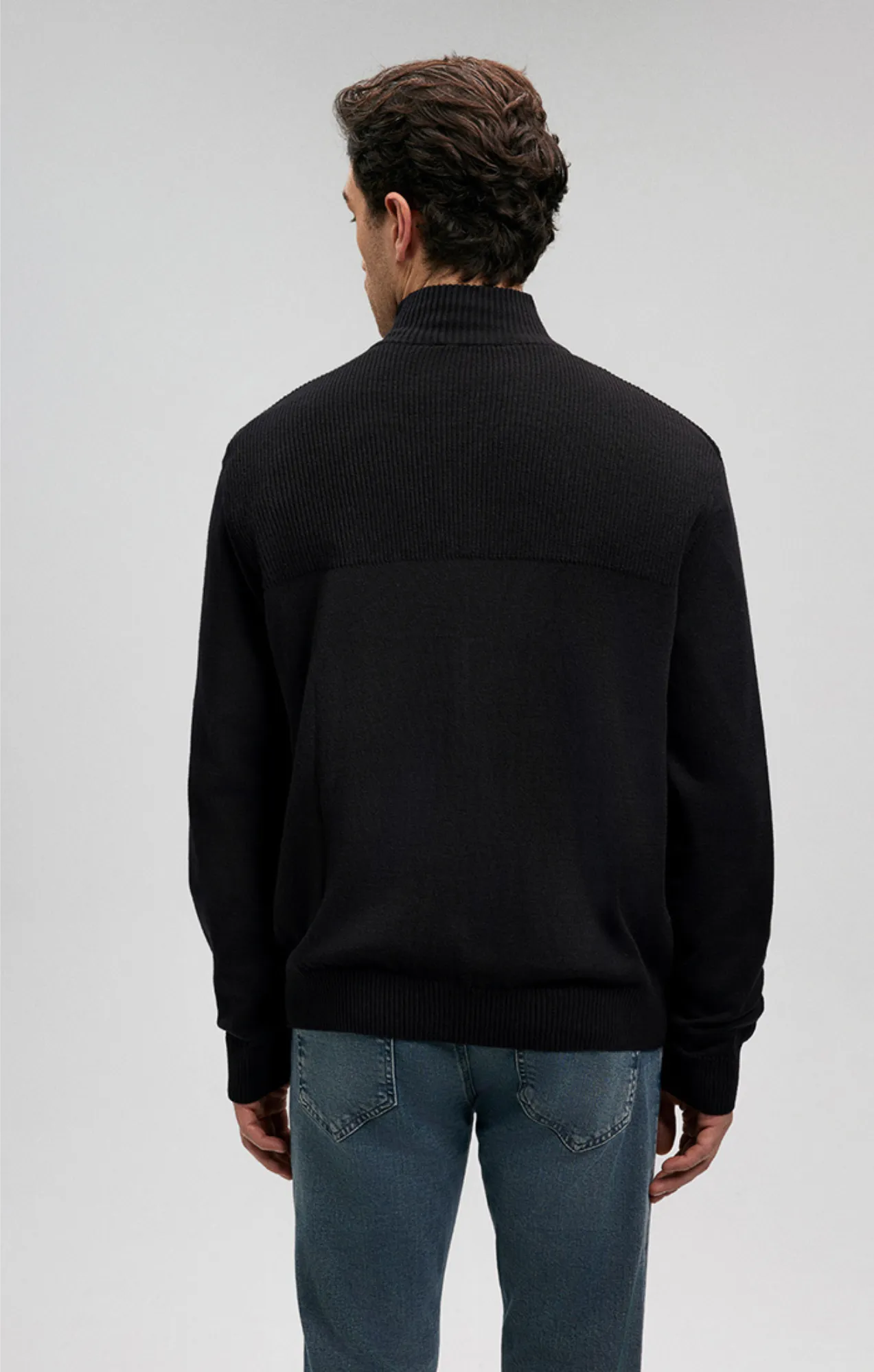 ZIP-UP CARDIGAN IN BLACK