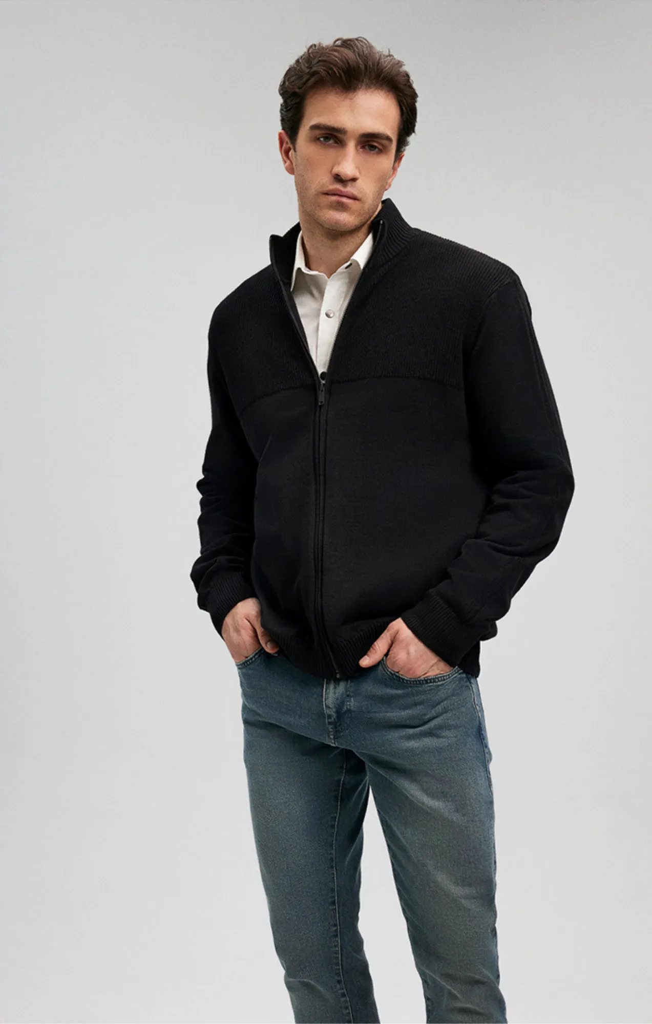 ZIP-UP CARDIGAN IN BLACK