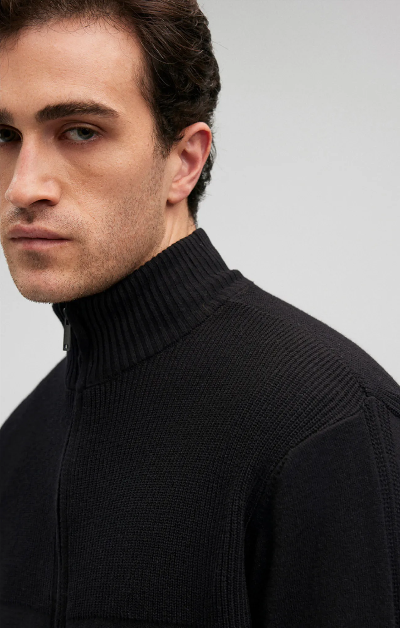 ZIP-UP CARDIGAN IN BLACK